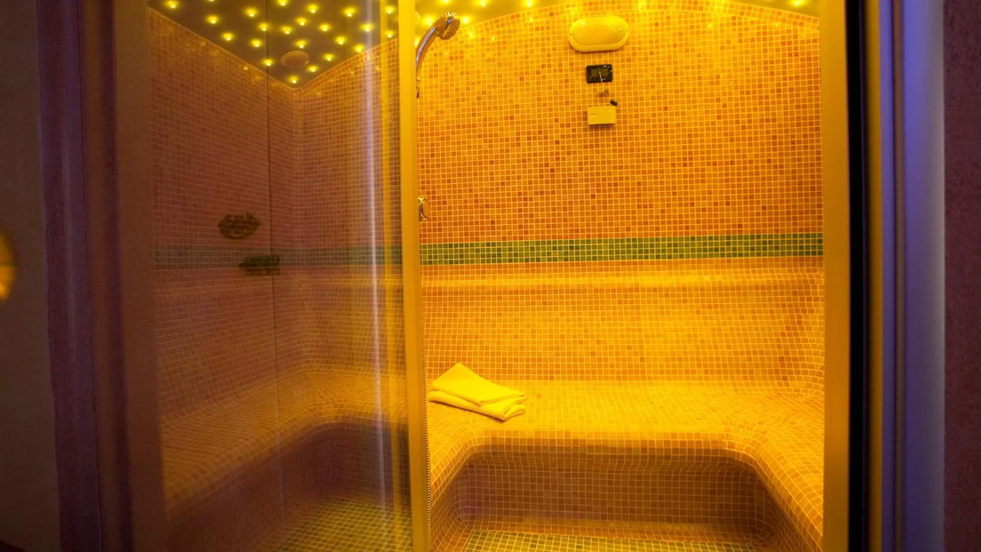 Hotel Castello Tignale 3*,  Italy